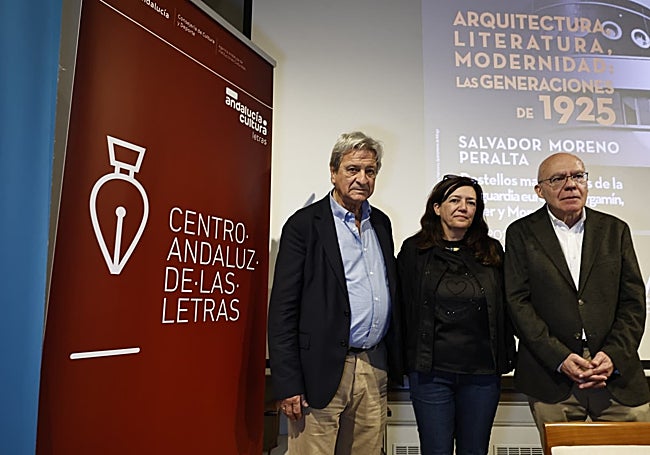 Moreno Peralta, junto a Susana Gómez de Lara, decana del Colegio de Arquitectos de Málaga, y Justo Navarro, director del CAL.